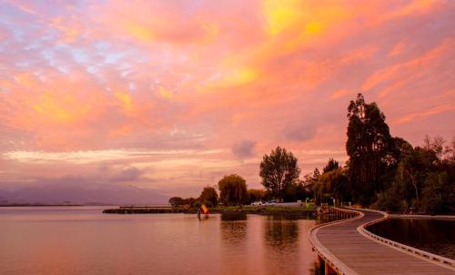 865695 lake waihola evening (1)